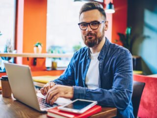 6070b015a3dddfbd29db6fea_graphic-designer-at-work