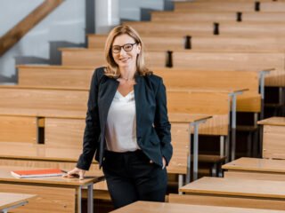 360_F_237572349_g2HeC2jG2QpCoNrehJJVpZ2ZwvEFpNpL